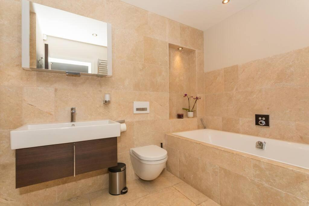 Stylish Penthouse Apartment With Hot Tub Bath Dış mekan fotoğraf