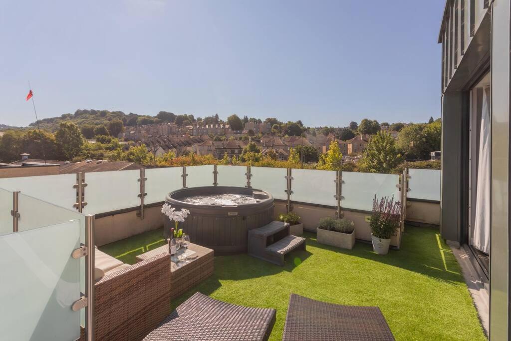Stylish Penthouse Apartment With Hot Tub Bath Dış mekan fotoğraf