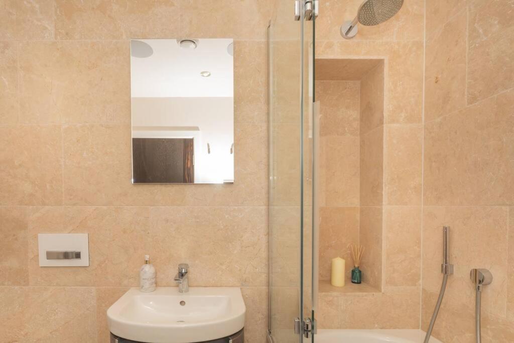 Stylish Penthouse Apartment With Hot Tub Bath Dış mekan fotoğraf