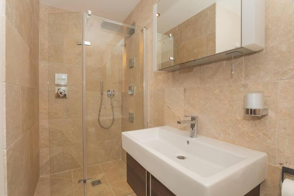 Stylish Penthouse Apartment With Hot Tub Bath Dış mekan fotoğraf