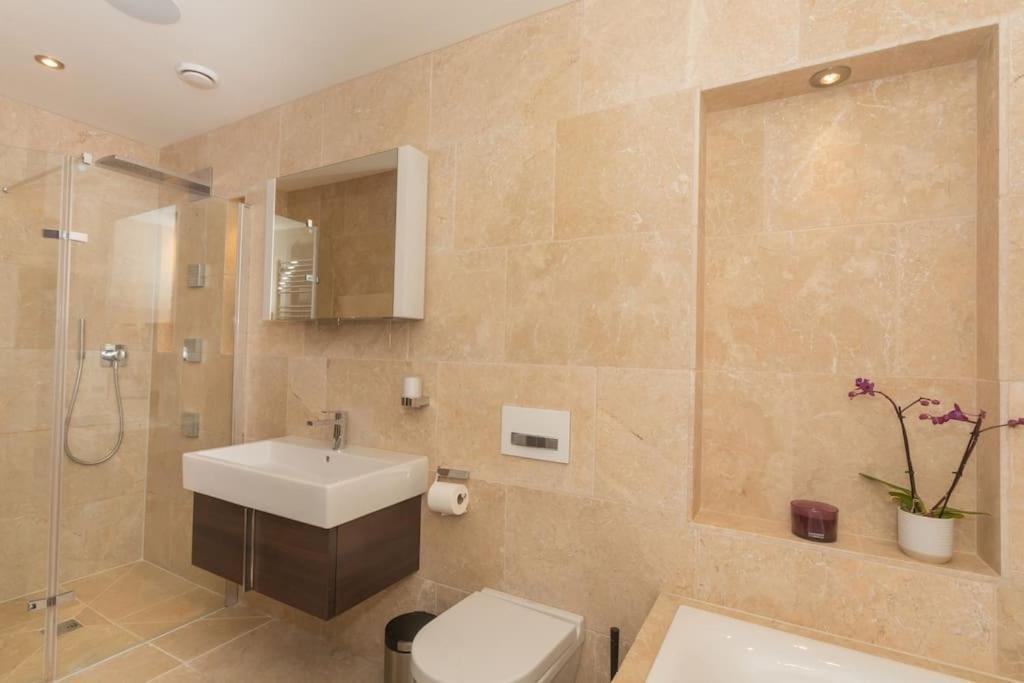 Stylish Penthouse Apartment With Hot Tub Bath Dış mekan fotoğraf