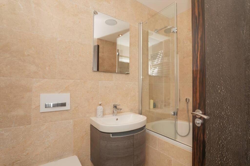 Stylish Penthouse Apartment With Hot Tub Bath Dış mekan fotoğraf